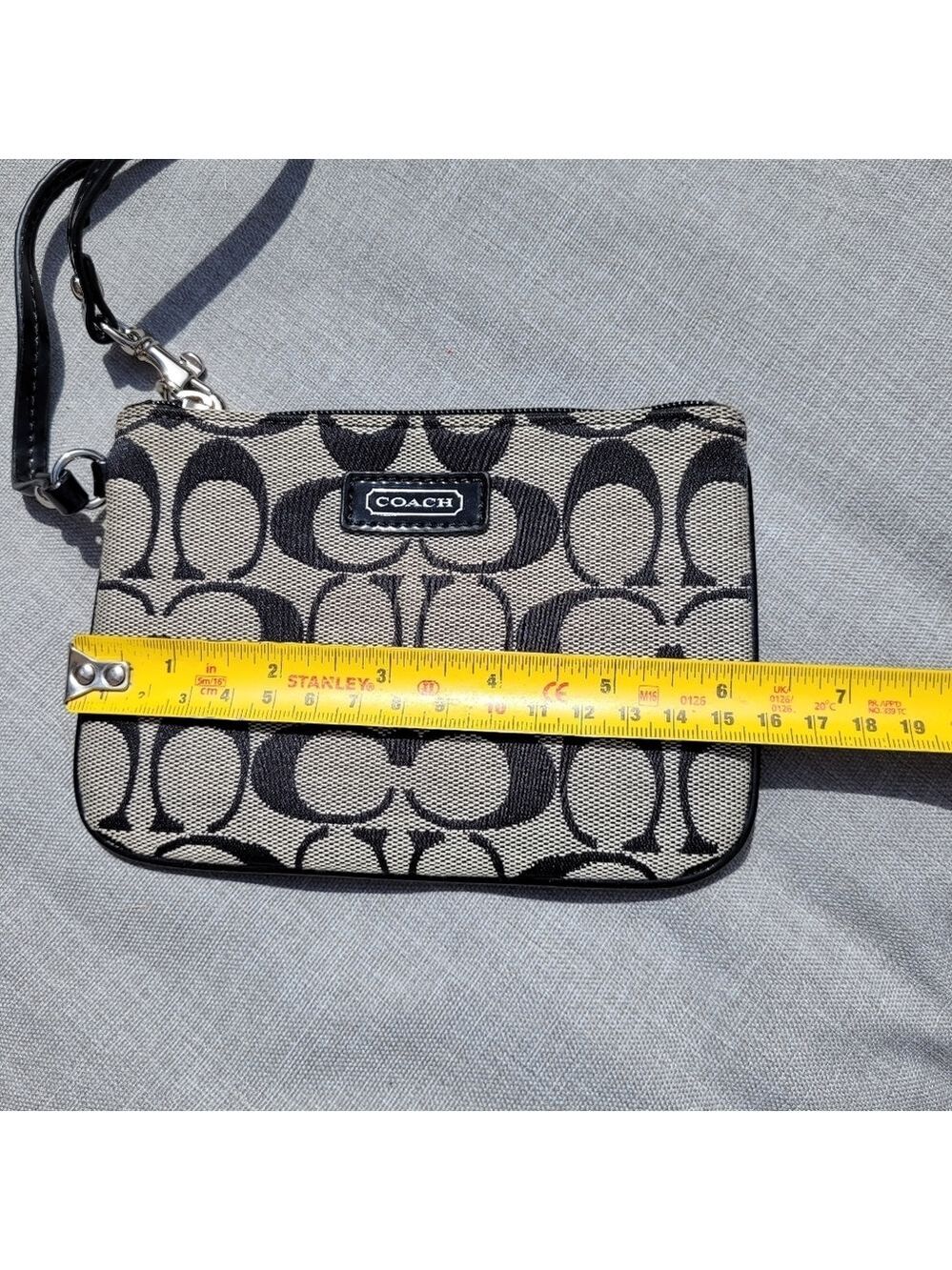 Coach Vintage wristlet, Signature C Design In Black And Grey - Picture 4 of 8